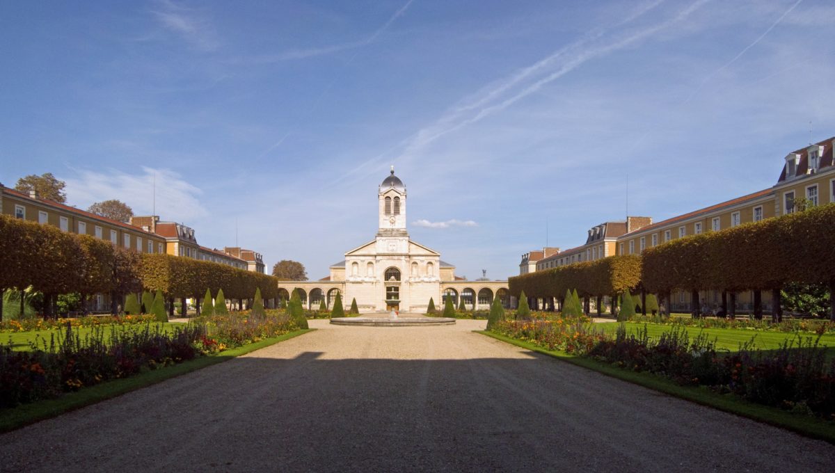 Hôpital_Charles-Foix,_Ivry-sur-Seine_-_Main_Courtyard